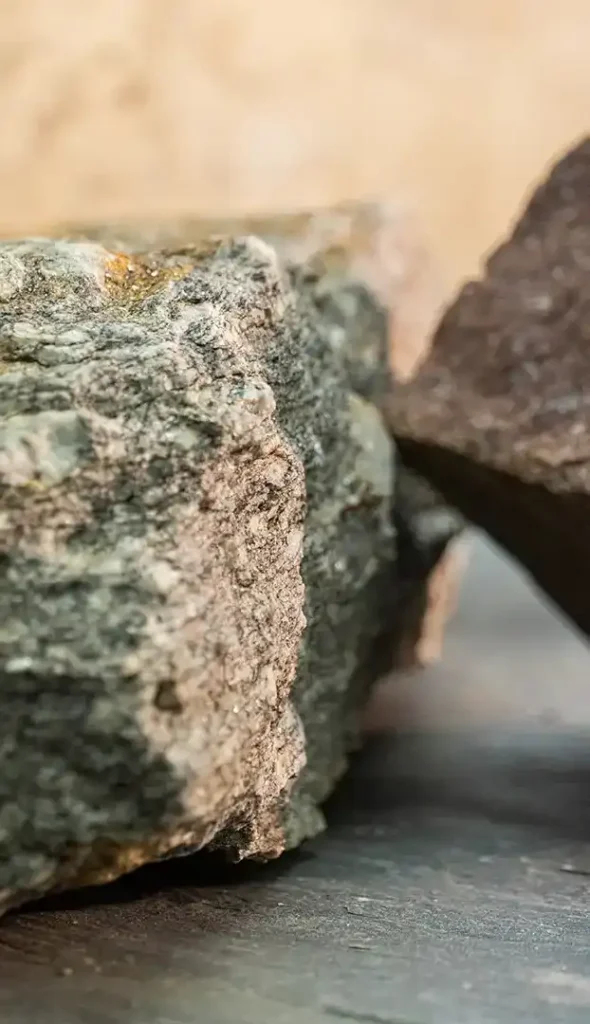 Munt de pedra natural en brut de tonalitats grises i verdoses, material autòcton dels Pirineus, Construccions Ramilo