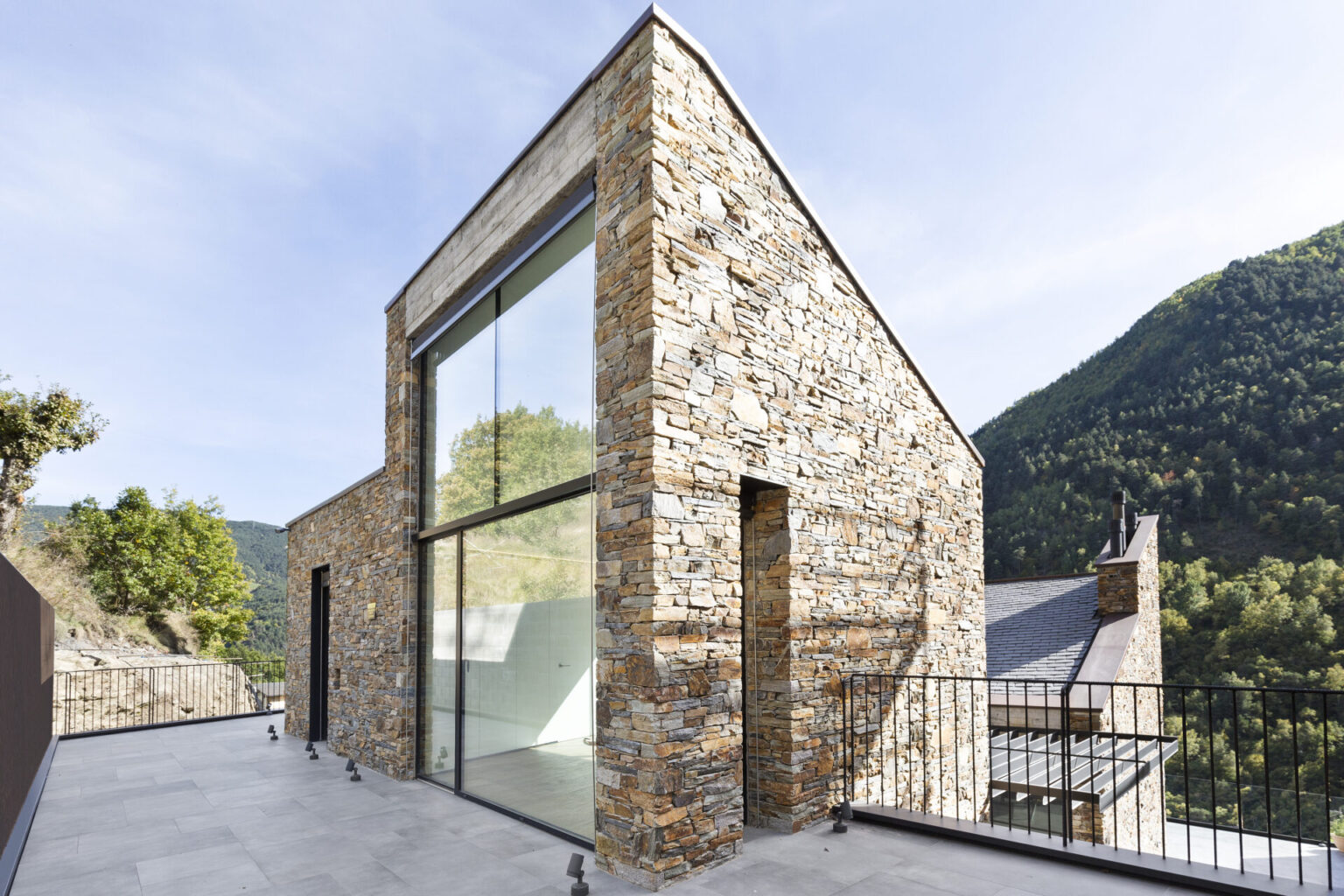 Façana d'habitatge unifamiliar amb pedra natural Barreja de textura marcada i personalitat pròpia, Construccions Ramilo