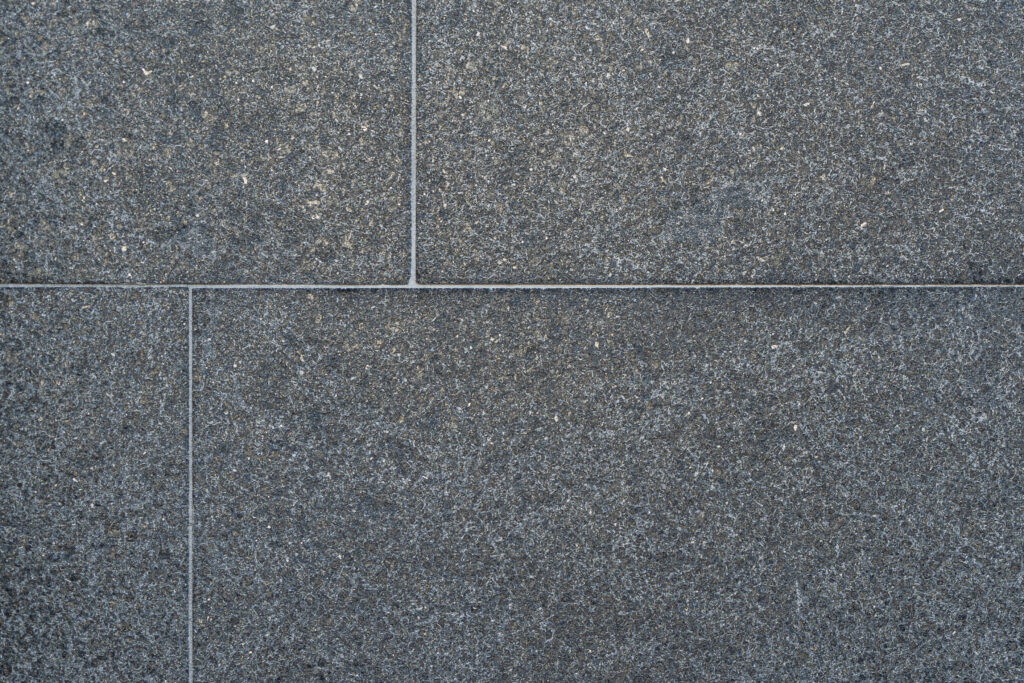 Lama de pedra natural Basalt de tonalitat fosca uniforme i acabat contemporani i elegant, per a façanes i murs interiors i exteriors, Construccions Ramilo