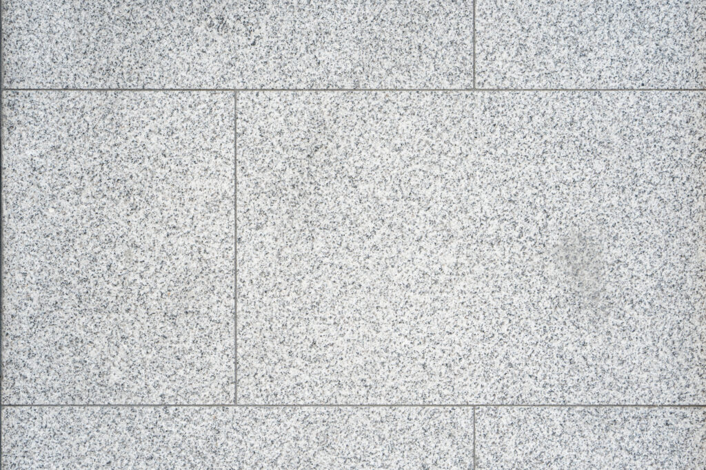 Lama de pedra natural Granit amb peces regulars, tonalitats grises i acabat resistent i sobri, ideal per a façanes i murs interiors i exteriors, Construccions Ramilo
