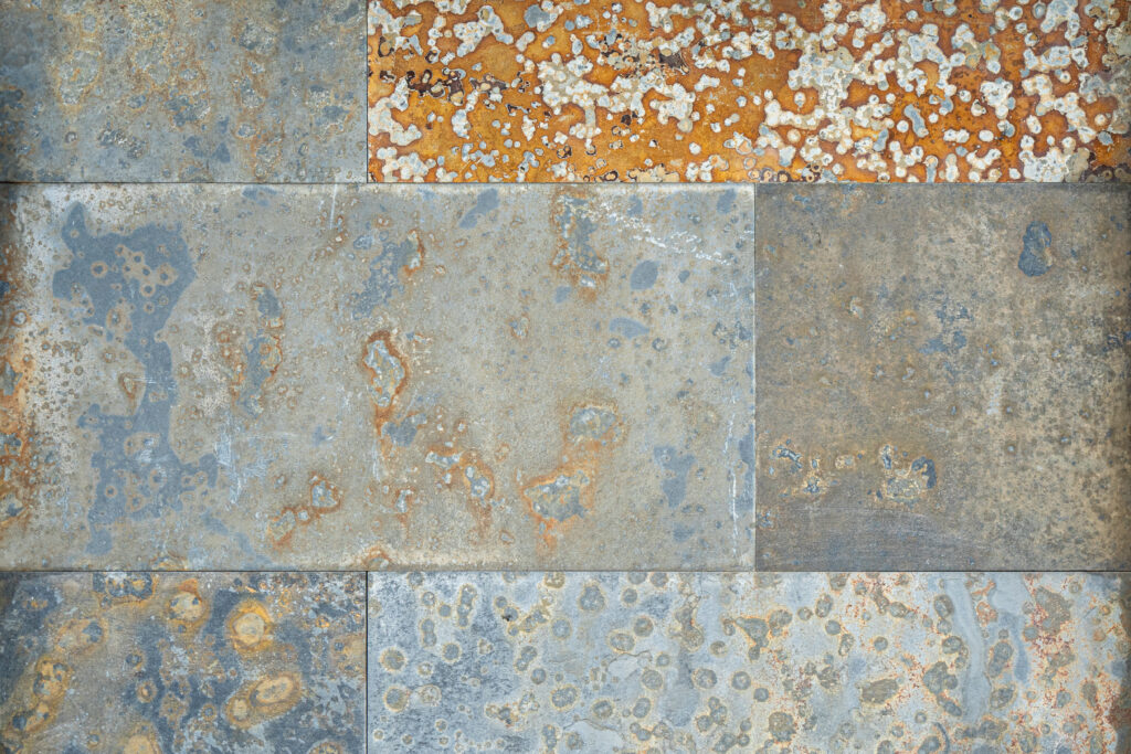 Lama de pedra natural Pissarra Multicolor amb combinació de tons ocres, rovell, grisos i verdosos i textura estriada, per a façanes i murs d'accent, Construccions Ramilo