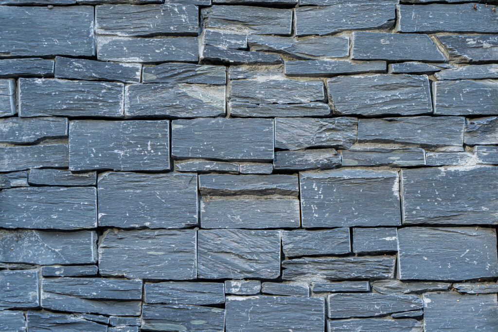 Panell de pedra natural Rústic Black de tonalitat fosca, peces irregulars i textura marcada d'aspecte rústic, per a façanes i parets d'accent, Construccions Ramilo