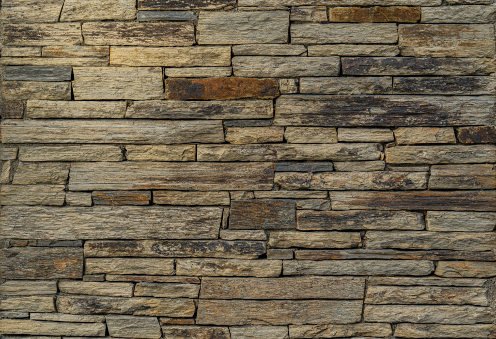 Mur de pedra artesana natural Clara Castanya amb peces irregulars, tonalitats castanyes i càlides i textura rústica, per a murs amb caràcter, Construccions Ramilo