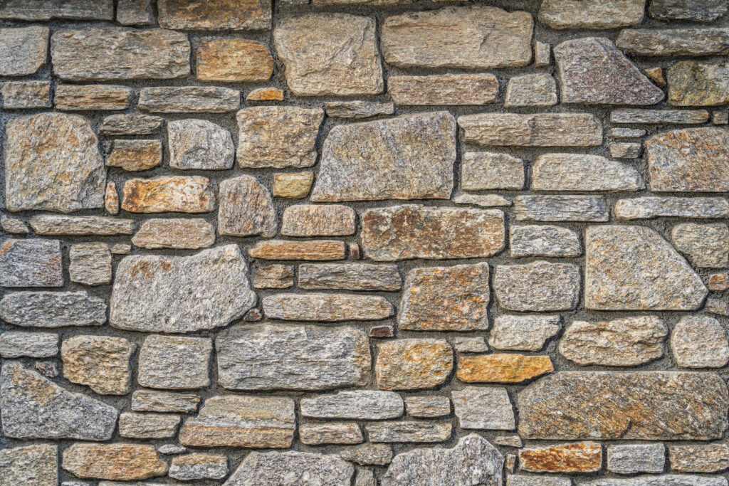 Mur de pedra artesana natural Gneiss Rústica amb peces irregulars, tons grisos i acabat de tall rústic, per a façanes i murs amb caràcter, Construccions Ramilo