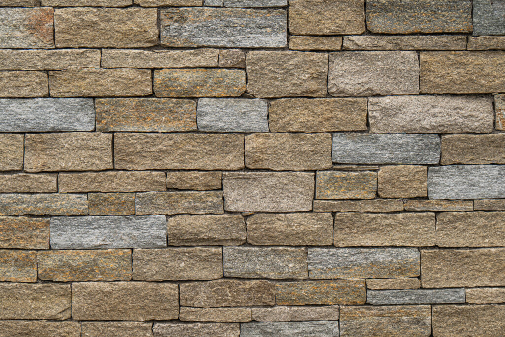 Mur de pedra artesana natural Lucerna amb peces regulars, tonalitats clares i acabat elegant, per a murs interiors i exteriors, Construccions Ramilo