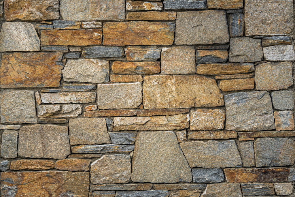 Mur de pedra artesana natural Macael amb peces regulars, tonalitats clares i acabat elegant, per a murs interiors i exteriors, Construccions Ramilo
