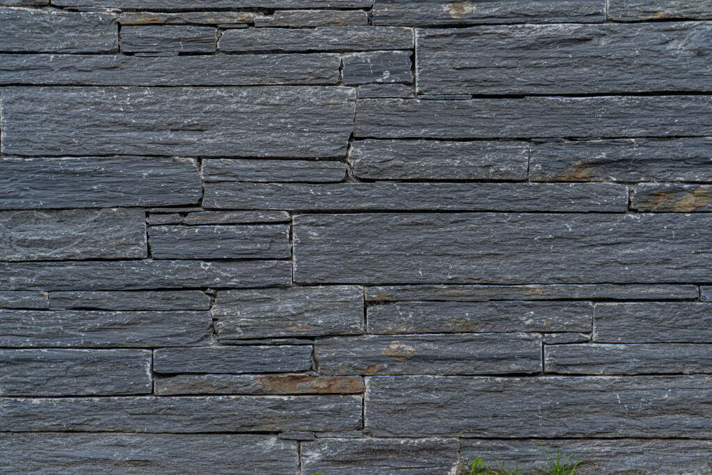 Mur de pedra artesana natural Negra de tonalitat fosca intensa, peces irregulars i acabat sobri, per a murs interiors i exteriors, Construccions Ramilo