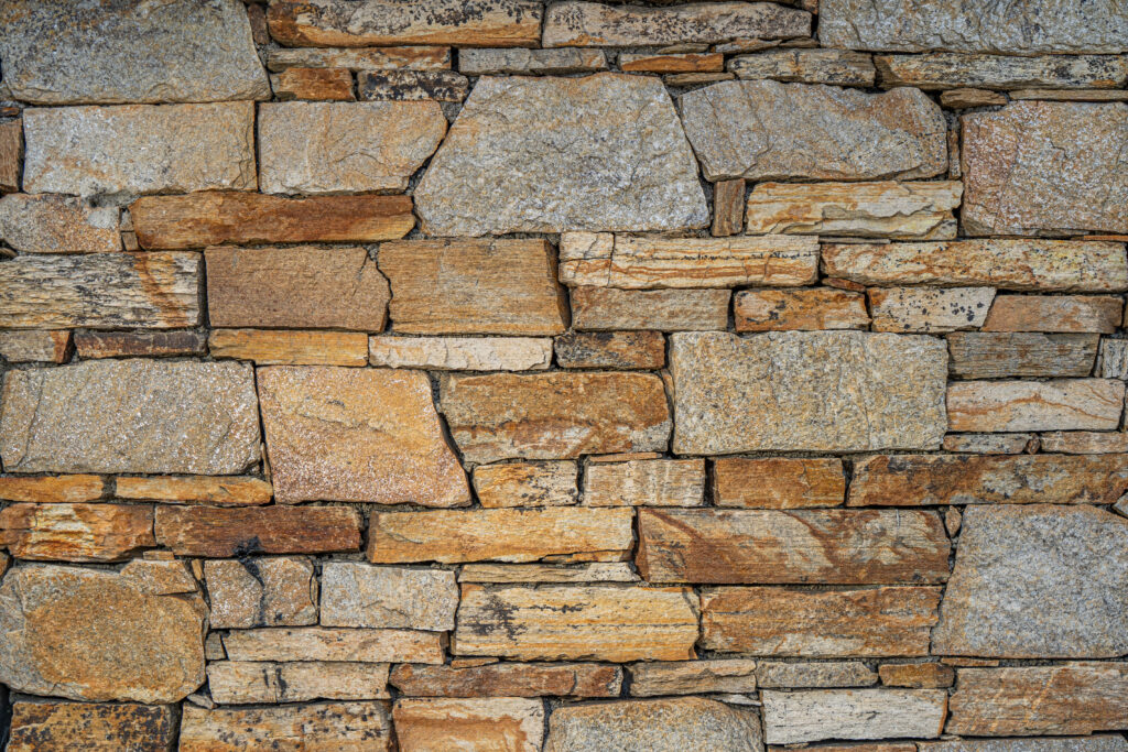 Mur de pedra artesana natural Parament Natural amb peces irregulars, tons càlids i textura rústica tradicional, per a murs amb caràcter, Construccions Ramilo
