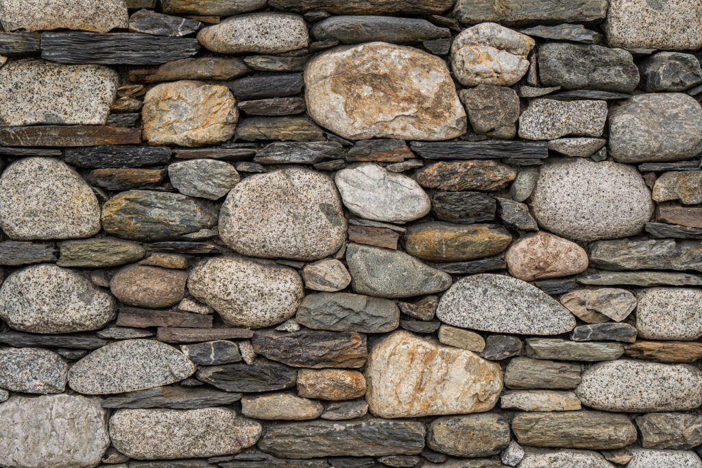 Mur de pedra artesana natural Pedra de Borda amb peces irregulars, tons càlids i textura rústica tradicional, per a murs amb caràcter, Construccions Ramilo