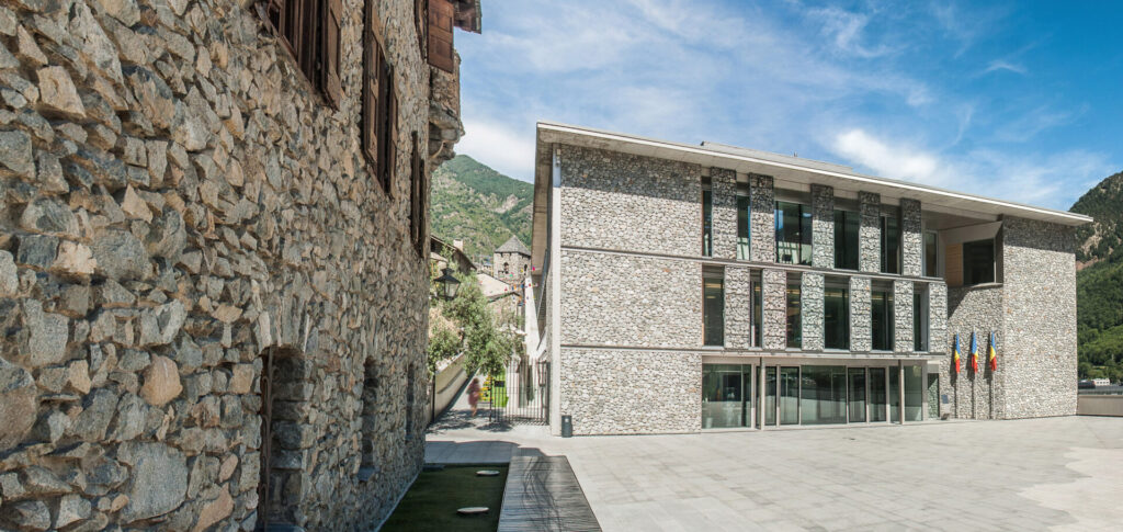 Vista general de l'edifici institucional del Consell General d'Andorra amb façanes de pedra natural de granit, Construccions Ramilo