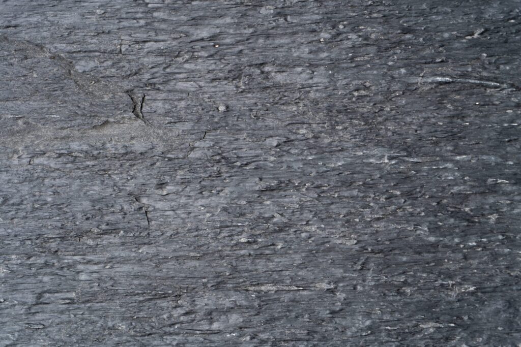 Pissarra natural Xisto Negre de color negre amb textura marcada i vetes minerals visibles, Construccions Ramilo