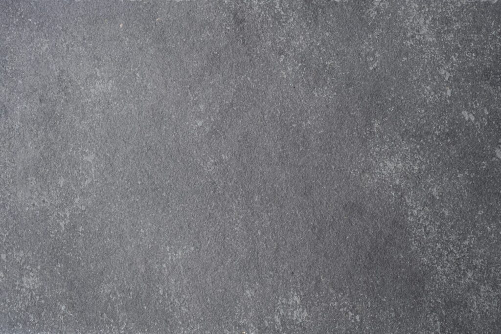 Parament de pissarra natural Negra de Brasil de tonalitat negra intensa i acabat uniforme, ideal per a revestiments interiors i exteriors, Construccions Ramilo