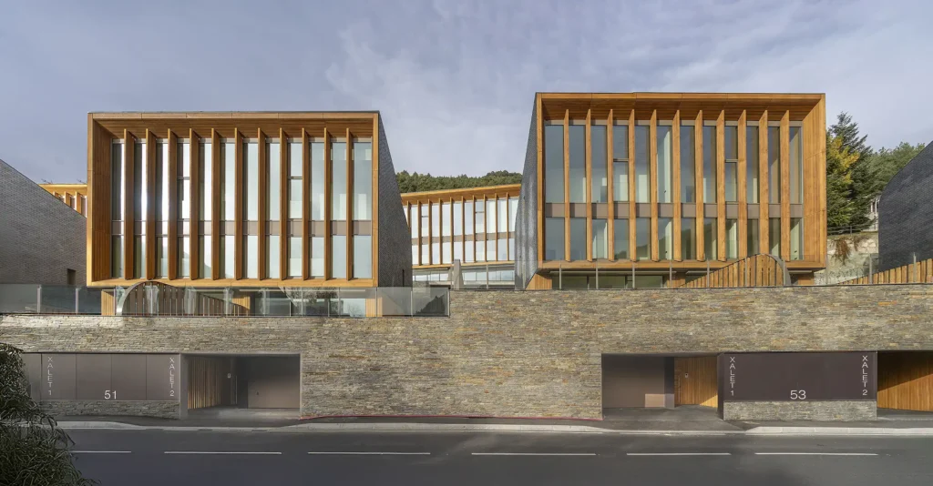 Detall del revestiment de façana amb pedra natural Parament Natural de tons càlids i textura rústica a Aldosa Village, Construccions Ramilo