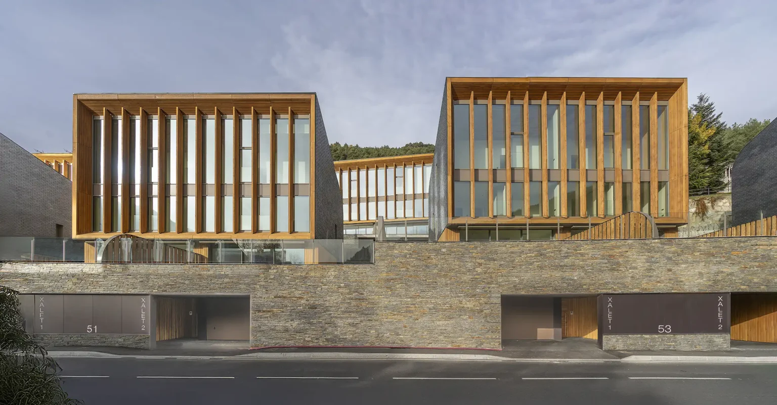Detall del revestiment de façana amb pedra natural Parament Natural de tons càlids i textura rústica a Aldosa Village, Construccions Ramilo